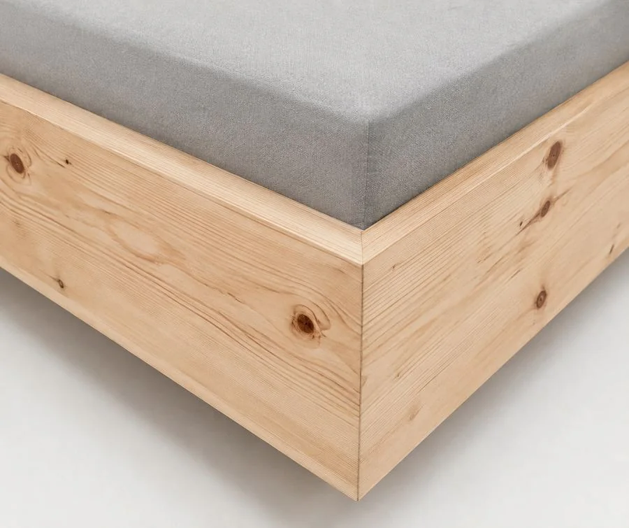Detailaufnahme der Eckverbindung aus massivem Zirbenholz